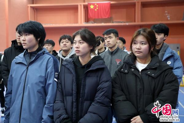 图4:同学们在聆听“开学第一课”.jpg 图4:同学们在聆听“开学第一课”.jpg